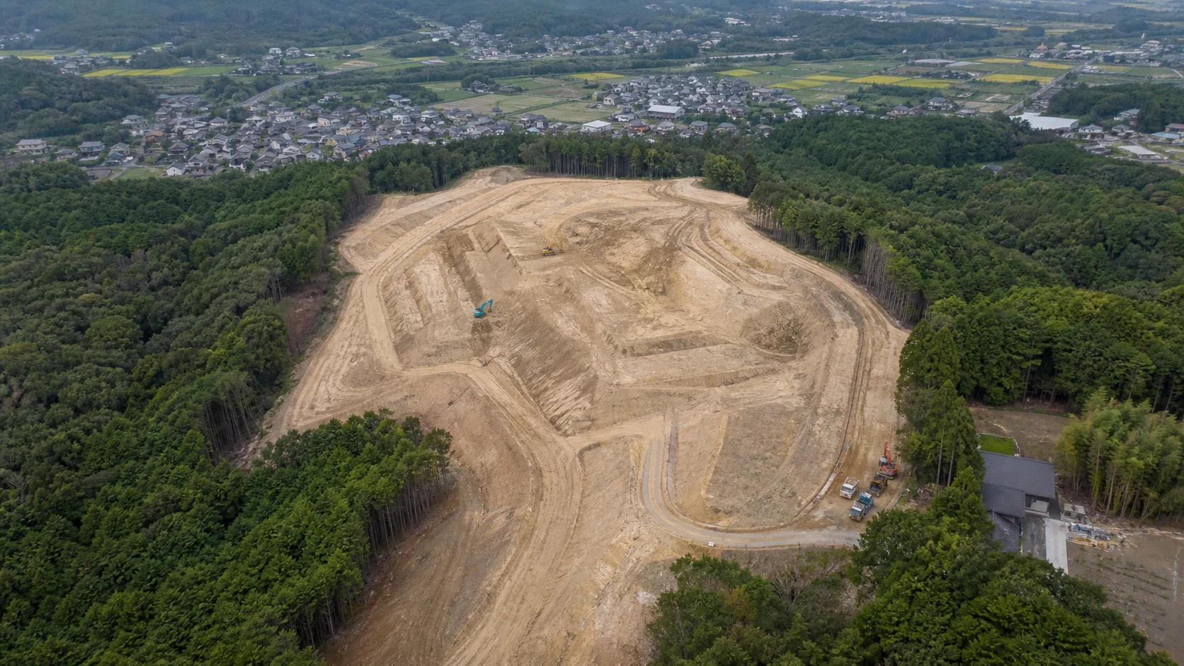 太陽光発電関連会社|造成工事の進捗確認ドローン空撮